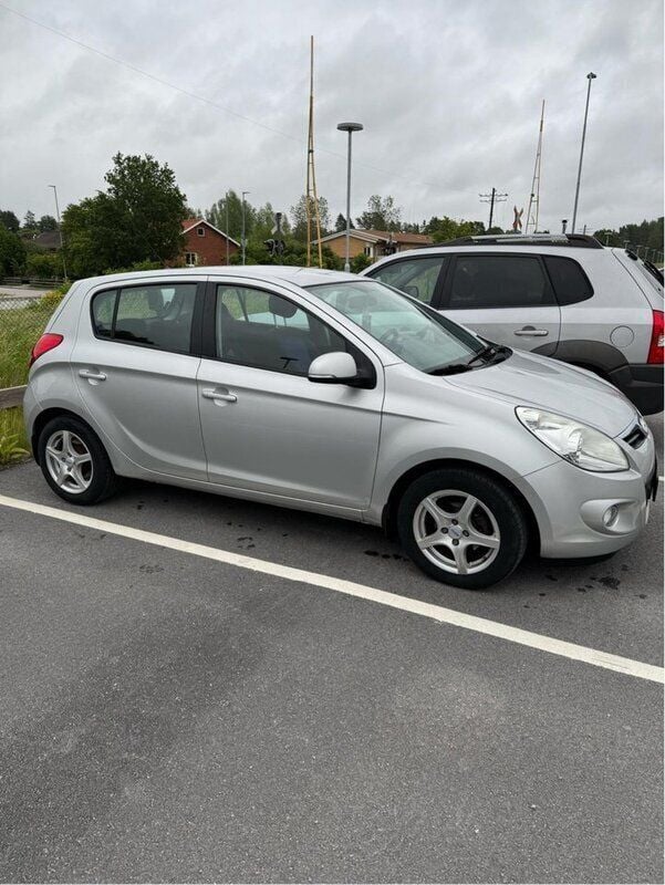 Silver Begagnad 2012 Hyundai i20 Premium Halvkombi | 27 900 kr (Marknadspris) - Bild 1/4