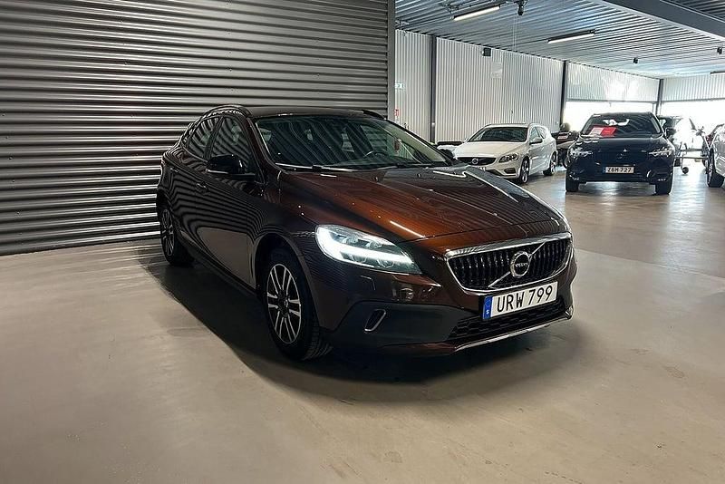 Begagnad Volvo V40 CC Momentum 150 HK (110 kW) 2017 Brun Kombi