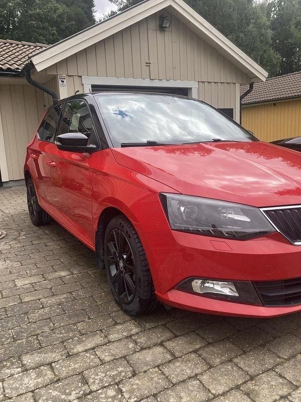 Röd Begagnad 2017 Skoda Fabia Style Halvkombi | 95 000 kr (Marknadspris) - Bild 1/4