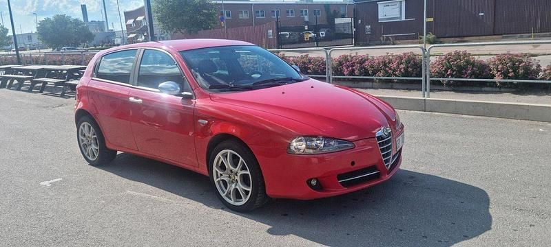 Röd Begagnad 2008 Alfa Romeo 147 Halvkombi | 22 000 kr - Bild 1/4