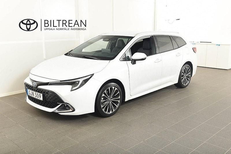 Vit Begagnad 2023 Toyota Corolla Style Kombi | 299 900 kr (Marknadspris) - Bild 1/4