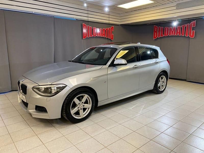 Silver Begagnad 2014 BMW 118 M Sport Halvkombi | 109 000 kr (Marknadspris) - Bild 1/4
