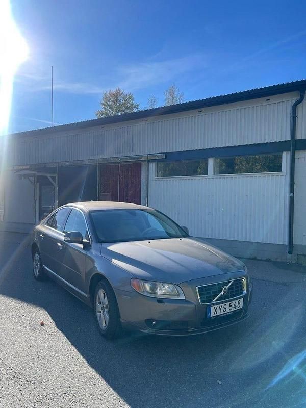 Grå Begagnad 2006 Volvo S80 Momentum Sedan | 50 000 kr (Marknadspris) - Bild 1/4