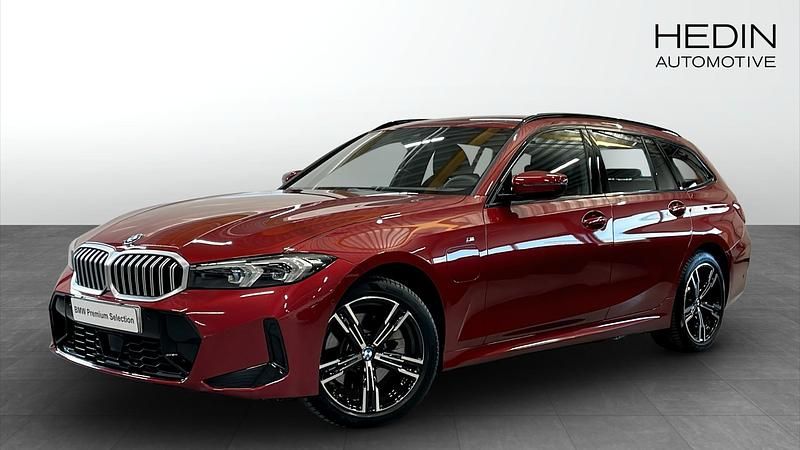 Röd (red) Begagnad 2025 BMW 330e M Sport Kombi | 468 700 kr (Superpris) - Bild 1/4