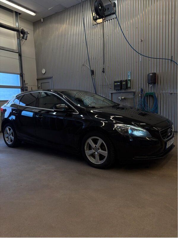 Svart Begagnad 2014 Volvo V40 Momentum Kombi | 99 000 kr (Marknadspris) - Bild 1/4