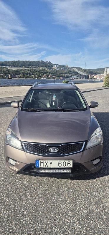Brun Begagnad 2012 Kia Ceed Sportswagon Kombi | 35 000 kr (Marknadspris) - Bild 1/4