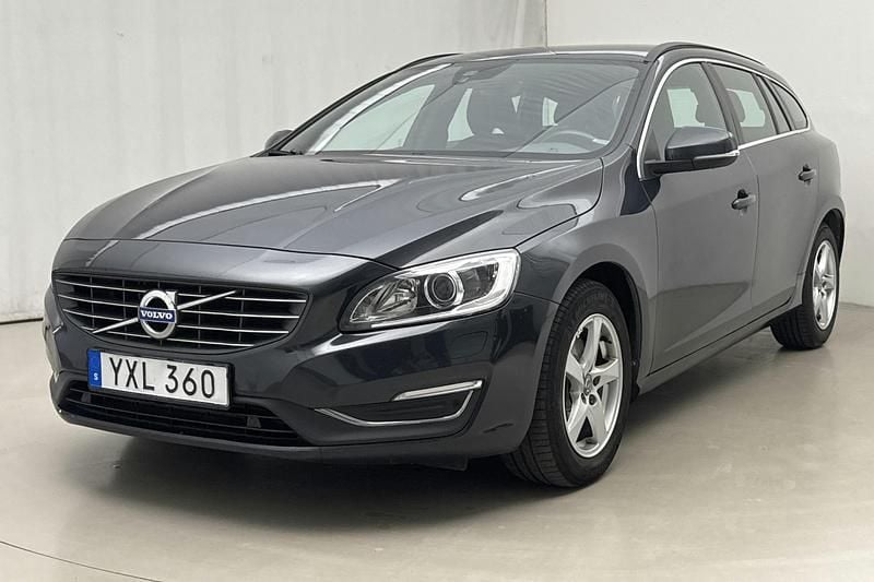 Grå Begagnad 2018 Volvo V60 Momentum Kombi | 204 800 kr (Superpris) - Bild 1/4