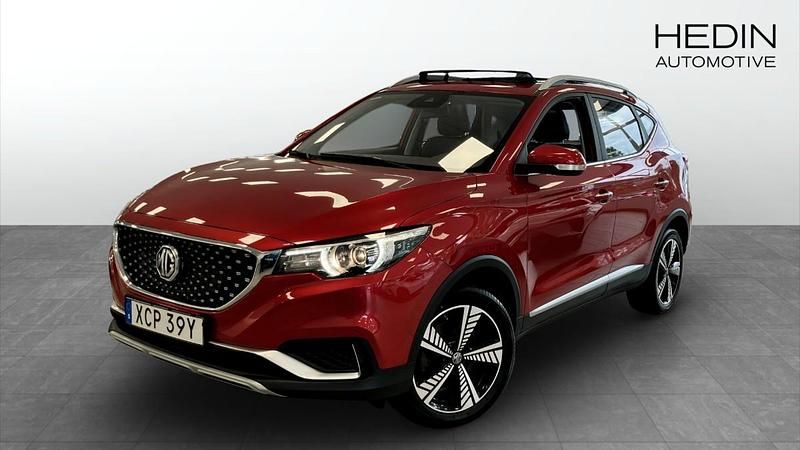 Röd (red) Begagnad 2021 MG ZS Luxury Sedan | 149 900 kr (Superpris) - Bild 1/4