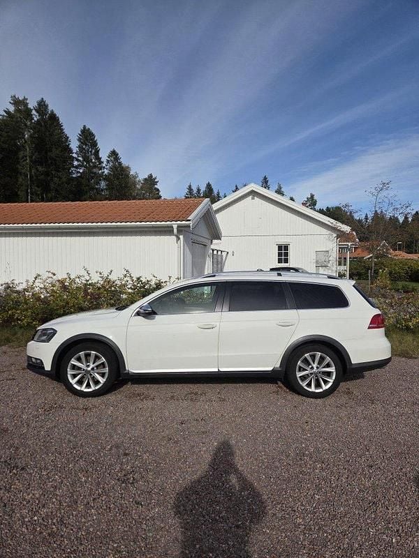 Vit Begagnad 2015 VW Passat Alltrack Kombi | 105 000 kr (Bra pris) - Bild 1/4