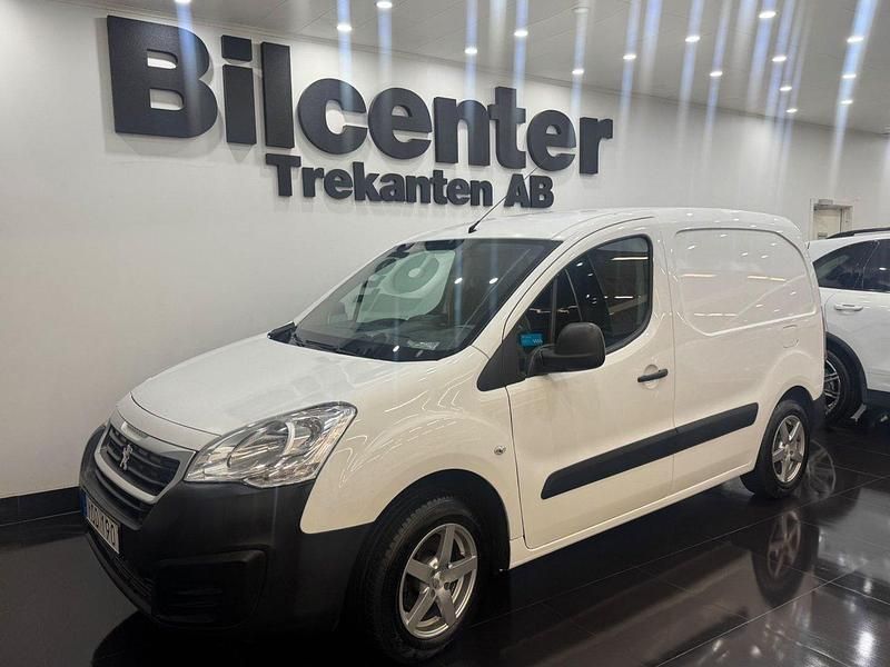 Vit Begagnad 2017 Peugeot Partner Minibuss | 89 900 kr (Marknadspris) - Bild 1/4