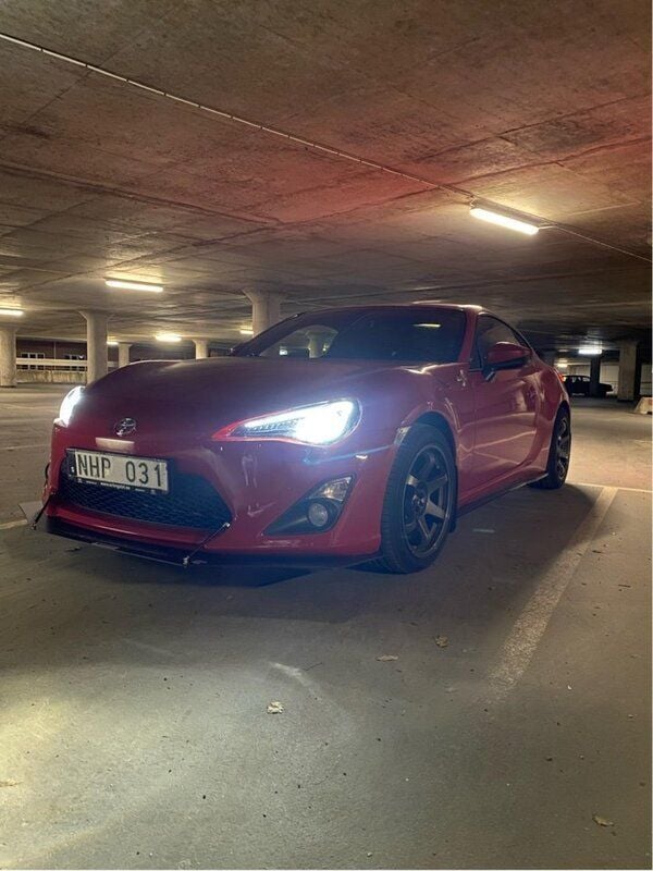 Röd Begagnad 2013 Toyota GT86 GT Sportkupé | 190 000 kr - Bild 1/4