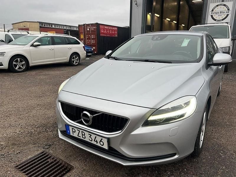 Silver Begagnad 2016 Volvo V40 Momentum Halvkombi | 129 800 kr (Marknadspris) - Bild 1/4