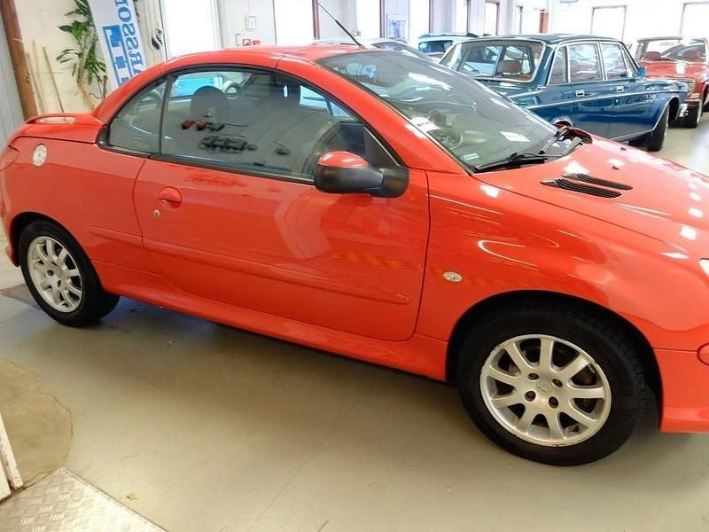 Begagnad Peugeot 206 CC 109 HK (80 kW) 2006 Röd Cab