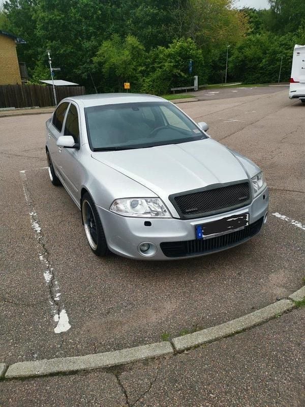 Silver Begagnad 2007 Skoda Octavia RS Halvkombi | 29 000 kr (Marknadspris) - Bild 1/4