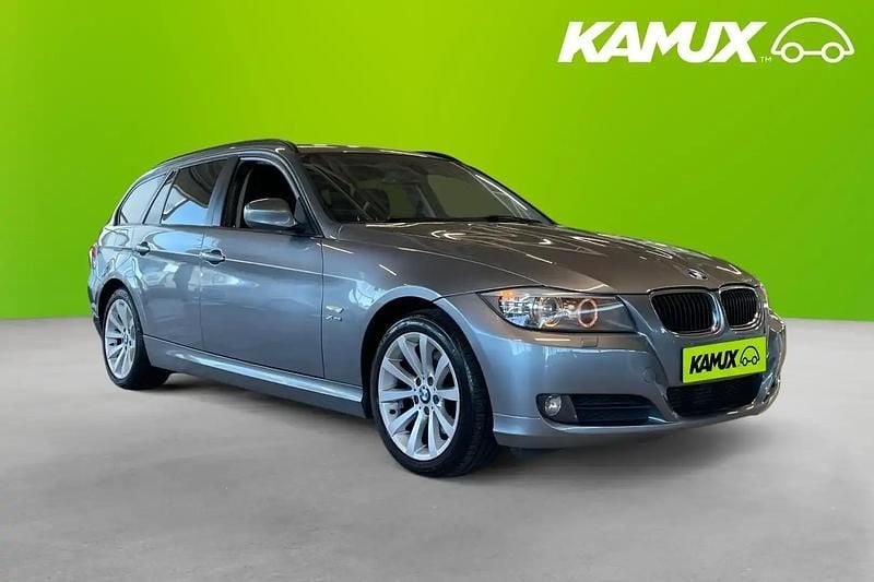 Silver/grå Begagnad 2011 BMW 320 Kombi | 89 800 kr (Marknadspris) - Bild 1/4