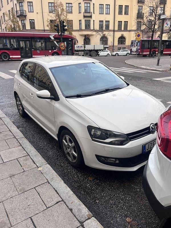 Vit Begagnad 2012 VW Polo Halvkombi | 79 900 kr (Marknadspris) - Bild 1/4