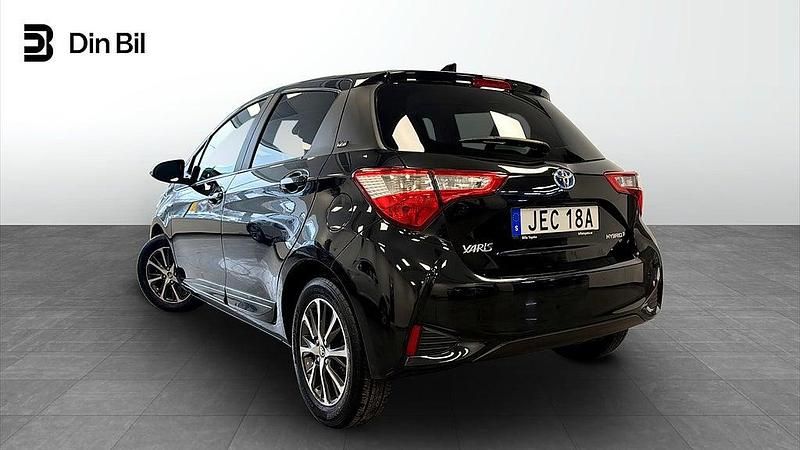Begagnad Toyota Yaris Hybrid 73 HK (53 kW) 2019 Svart Halvkombi