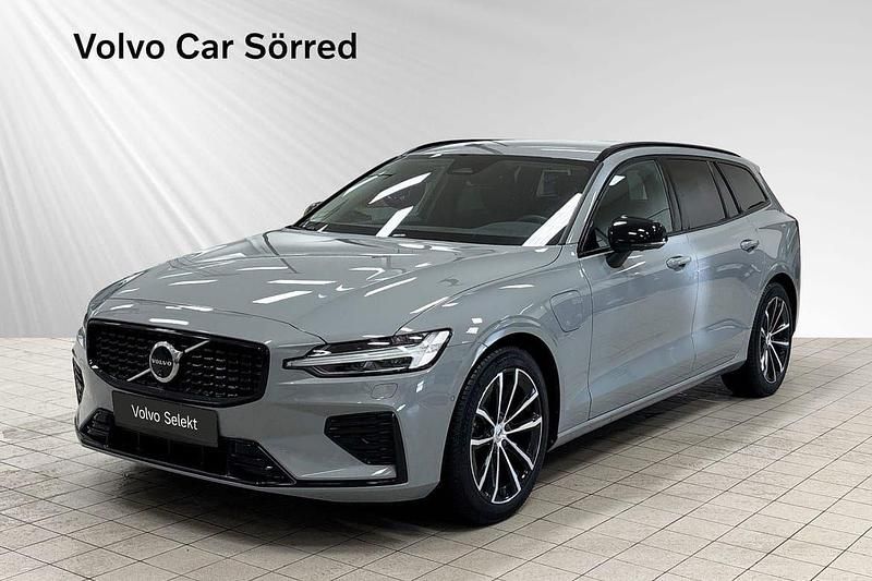 Grå Begagnad 2024 Volvo V60 Plus Kombi | 494 900 kr (Marknadspris) - Bild 1/2