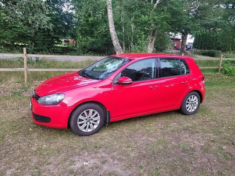 Röd Begagnad 2012 VW Golf VII Halvkombi | 49 000 kr (Bra pris) - Bild 1/4