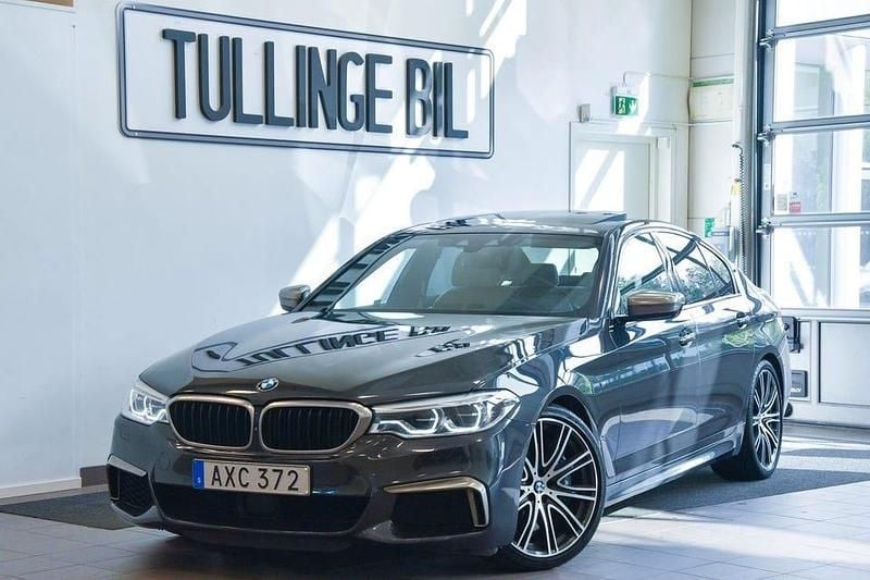 Grå Begagnad 2017 BMW M550 Exclusive Sedan | 409 900 kr (Bra pris) - Bild 1/4