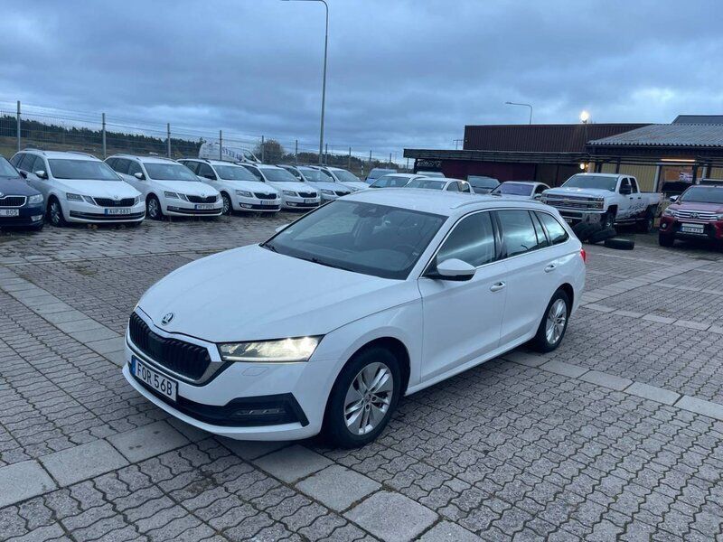 Vit Begagnad 2020 Skoda Octavia Kombi | 179 900 kr (Lite dyr) - Bild 1/4