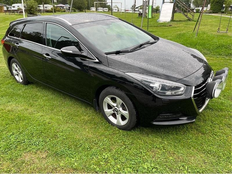 Svart Begagnad 2016 Hyundai i40 Kombi | 74 000 kr (Marknadspris) - Bild 1/4