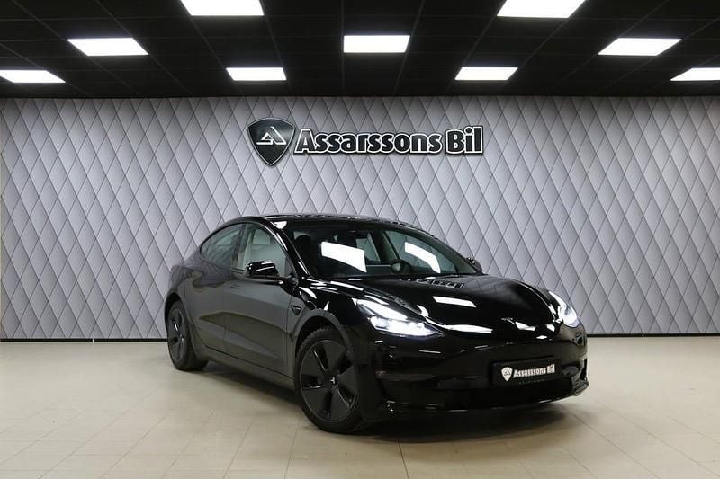 Svart Begagnad 2021 Tesla Model 3 Long Range AWD Sedan | 309 000 kr (Marknadspris) - Bild 1/4