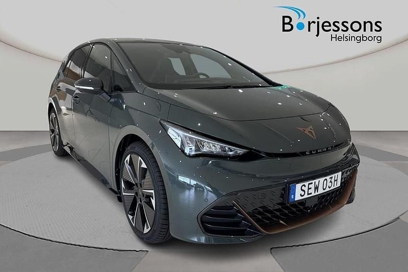 Mörkgrön (grön) Begagnad 2025 Cupra Born VZ Halvkombi | 529 900 kr - Bild 1/4