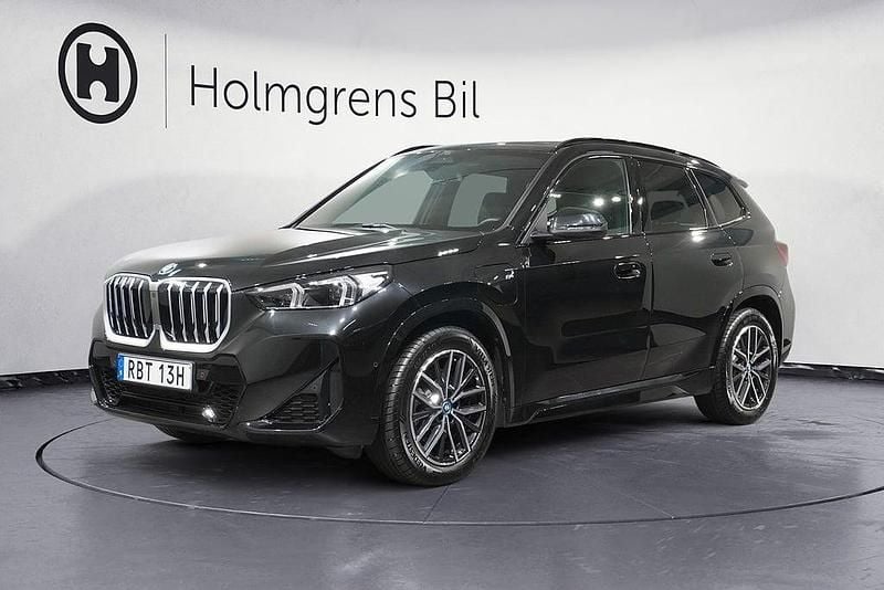 Svart Begagnad 2025 BMW X1 M Sport SUV | 519 800 kr (Marknadspris) - Bild 1/4