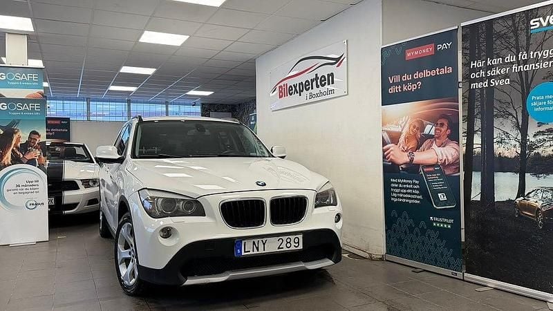 Vit Begagnad 2010 BMW X1 SUV | 84 900 kr (Marknadspris) - Bild 1/4