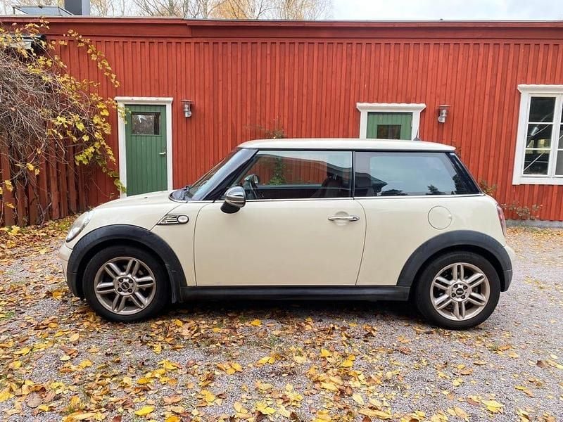 Benvit Begagnad 2010 Mini ONE Halvkombi | 61 000 kr - Bild 1/4
