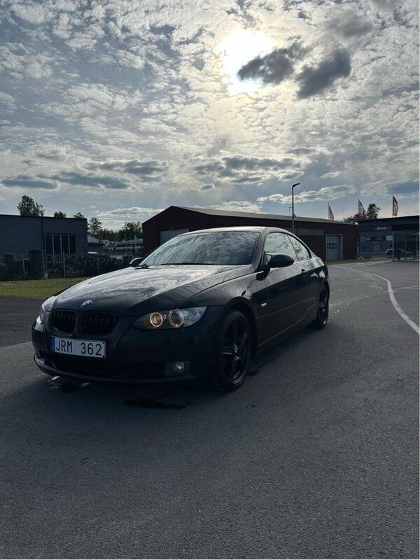 Svart Begagnad 2009 BMW 320 Comfort Edition Sportkupé | 90 000 kr (Marknadspris) - Bild 1/4