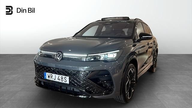Mörkgrå Ny 2025 VW Tiguan R-line SUV | 599 900 kr (Marknadspris) - Bild 1/4