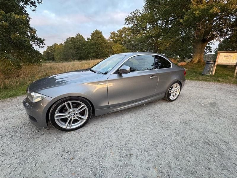 Grå Begagnad 2010 BMW 125 Coupé M Sport Sportkupé | 129 000 kr - Bild 1/4