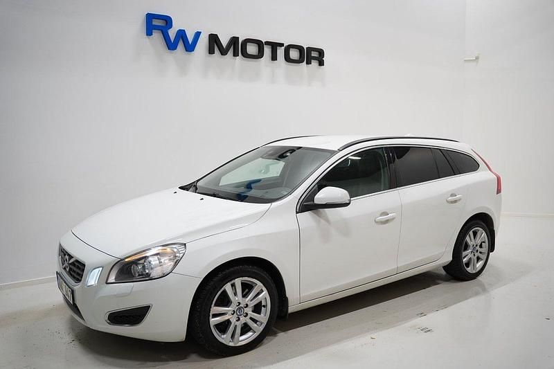 Vit Begagnad 2013 Volvo V60 Momentum Kombi | 119 700 kr (Bra pris) - Bild 1/4