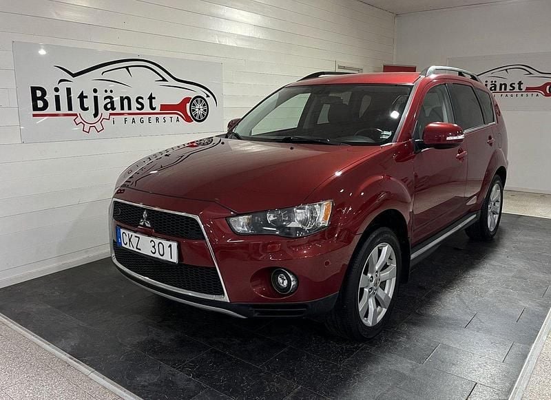 Mörkröd (röd) Begagnad 2011 Mitsubishi Outlander Comfort Edition SUV | 89 900 kr (Marknadspris) - Bild 1/4