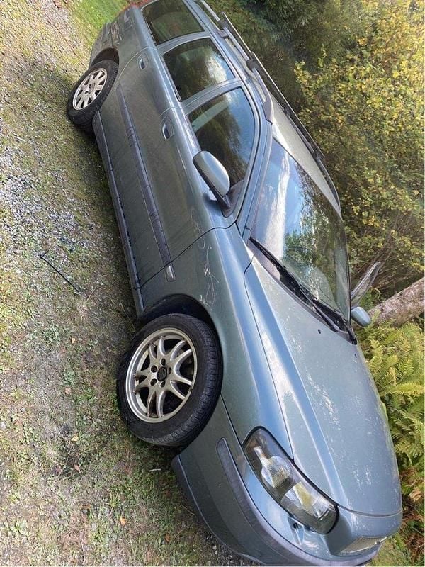 Grön Begagnad 2004 Volvo V70 Kombi | 13 000 kr (Bra pris) - Bild 1/4