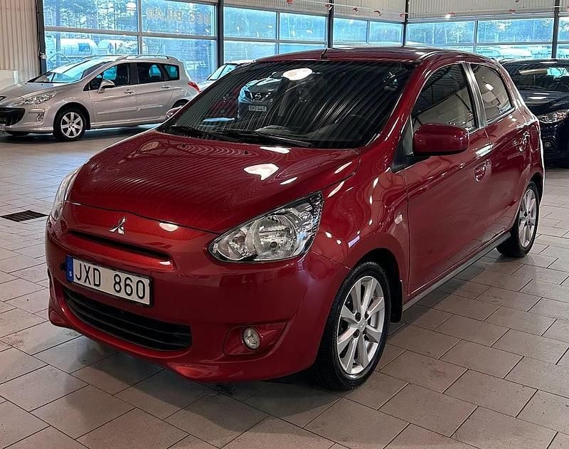 Mörkröd (röd) Begagnad 2013 Mitsubishi Space Star Halvkombi | 59 900 kr (Marknadspris) - Bild 1/4