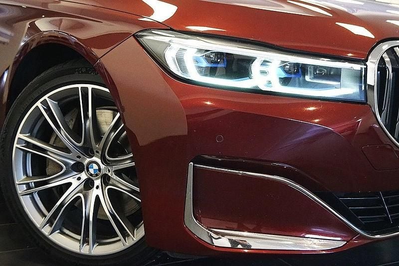 Begagnad BMW 745e Comfort Edition 394 HK (289 kW) 2021 Mörkröd Sedan