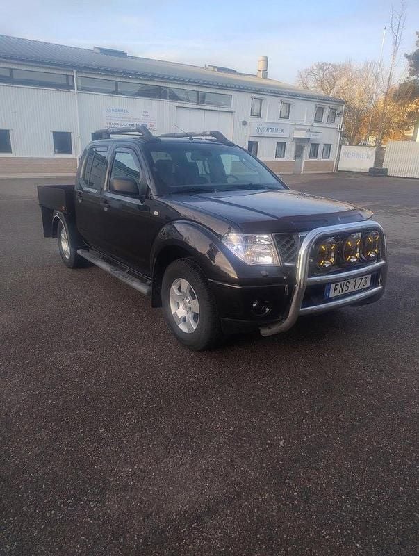 Svart Begagnad 2007 Nissan Navara Pickup | 85 000 kr (Marknadspris) - Bild 1/4