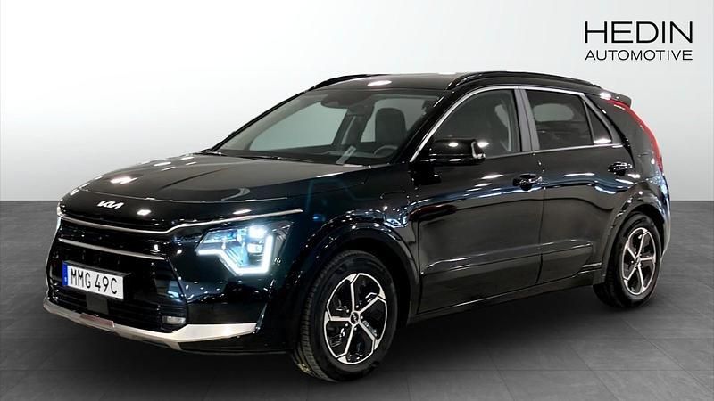 Svart (black) Begagnad 2024 Kia Niro Advance SUV | 379 900 kr (Marknadspris) - Bild 1/4