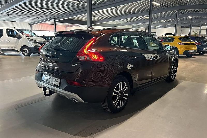 Begagnad Volvo V40 CC Momentum 150 HK (110 kW) 2017 Brun Kombi
