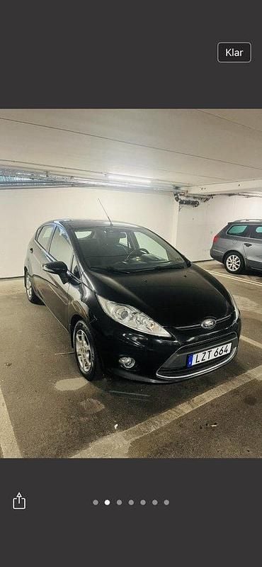 Svart Begagnad 2012 Ford Fiesta Titanium Halvkombi | 38 000 kr (Marknadspris) - Bild 1/4