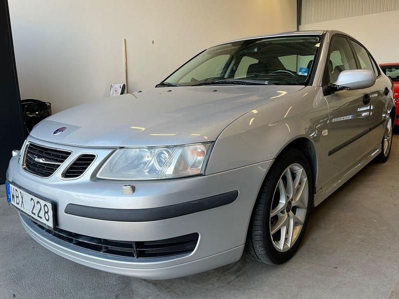 Ljusgrå (grå) Begagnad 2004 Saab 9-3 Linear Sedan | 29 800 kr (Marknadspris) - Bild 1/4