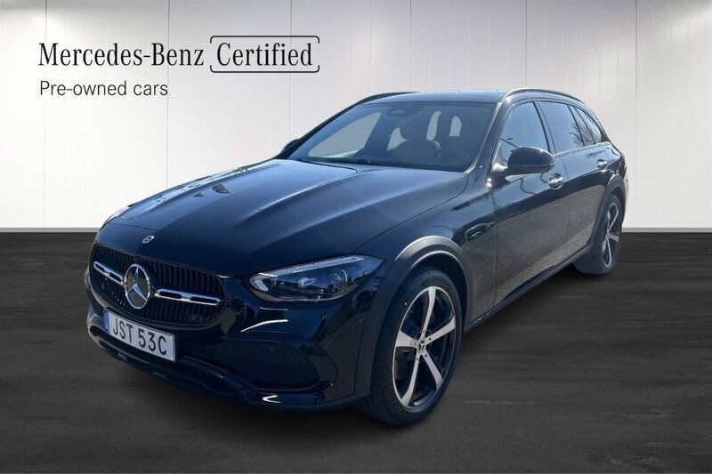 Svart (black) Begagnad 2025 Mercedes C220 Kombi | 599 900 kr (Dyr) - Bild 1/4