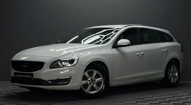 Vit Begagnad 2018 Volvo V60 Momentum Kombi | 169 900 kr (Superpris) - Bild 1/4