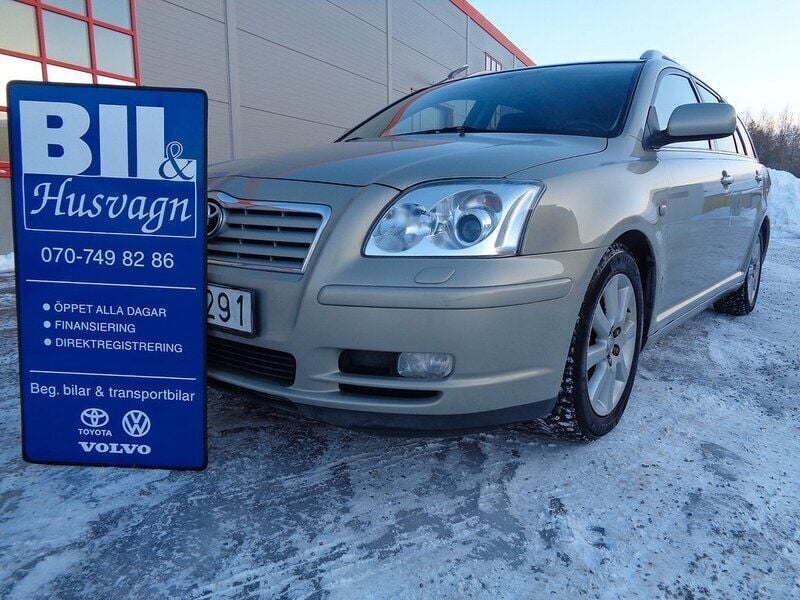 Ljusgrön Begagnad 2004 Toyota Avensis Kombi | 55 000 kr - Bild 1/4