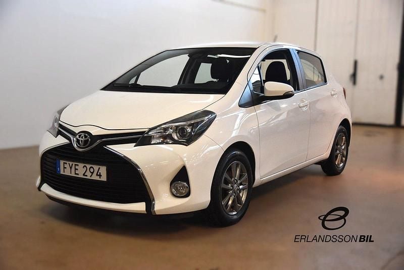 Vit Begagnad 2016 Toyota Yaris Active Halvkombi | 114 900 kr (Marknadspris) - Bild 1/4