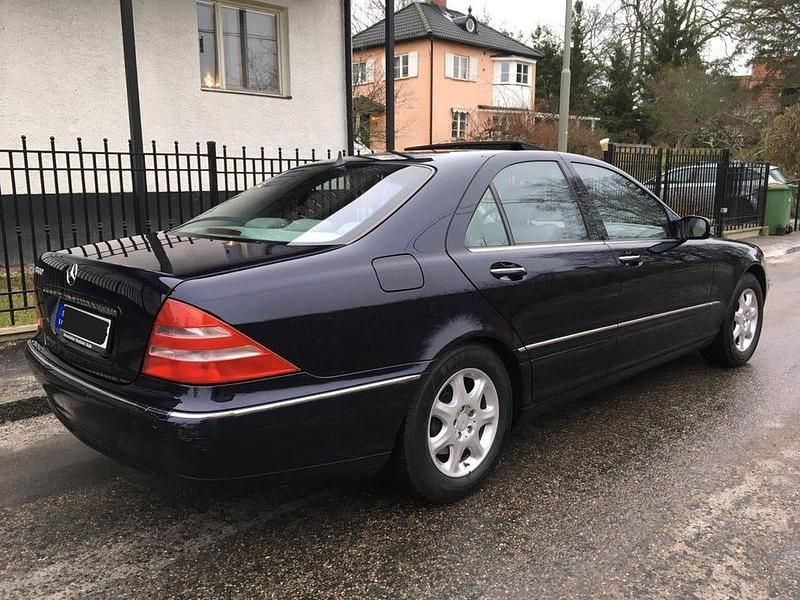 Begagnad Mercedes S500 306 HK (225 kW) 2002 Mycket fin mörkblå i bra skick Sedan