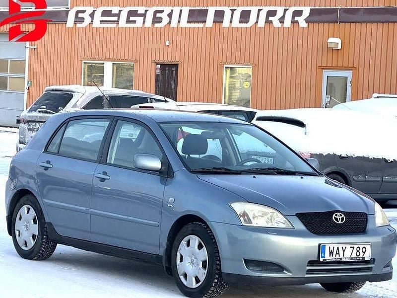 Blå Begagnad 2004 Toyota Corolla Halvkombi | 53 900 kr (Dyr) - Bild 1/3